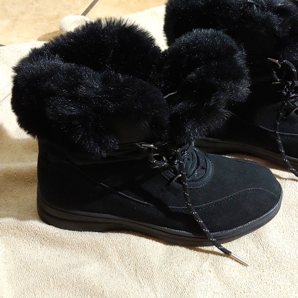 Floopi Shoes - NWOT * FLOOPI * SIZE 6 * BLACK FAUX FUR/FAUX LEATHER BOOTIES * SUPER SOFT 💗